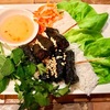 ボー・ラー・ロット Bò lá lốt　（ベトナム肉料理４）　　スパイスと玉ねぎを混ぜた牛挽肉をlolot （wild betelとも呼ばれる）の葉で巻き，炭火で焼いたベトナム料理です．ライスペーパーに具材や付け合わせ，調味料を包んで食べるのがおすすめです．ボー・ラー・ロットはアジアの葉で包んだ料理の長い伝統から派生したもの．ベトナムはインド人，特にベンガル人から葉包みの技術を学びました．ベンガル人はこの技術を中東の商人から取り入れたとされています．