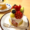 「タカノ」のケーキで誕生日を祝う