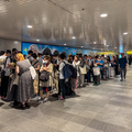 【渋谷駅】謎の人だかりの正体は？「鬼滅の刃×明治おいしい牛乳」名場面カード広告に遭遇！