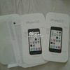 iPhone5Cのパッケージ付属品（説明書やSIMカードピン）の写真