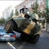 リトアニアの市長、装甲車で違法駐車のベンツをぶっつぶす