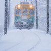 吹雪の中を走るかぼちゃ電車