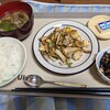 6/27このごろのリハ歩きはきつい！今までは、健足の力でバランスを取って歩いていた！だから右足に多くの負担がかかっていた。今は、麻痺側の筋肉を使ってバランス良く歩こうとしている。歩き方が変わった。今までのように、健足のバランス力を頼れないので、赤ん坊に帰って、初めて歩いているようなものだ！新しく脳に神経を通わせなければならないので、麻痺足を使うと、えらく草臥れる。その上やたらと時間がかかる！只管、辛抱である。変化が見えづらい！