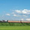 自転車、夏雲、客車列車