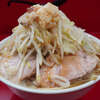 ラーメン二郎 生田駅前店 - カラメ少しコールは、スープへの影響は最小限にヤサイドレッシングとして絶妙に自分が求める匙加減。麺は気持ち優しめのっもっちり寄り。その影響もあってか、スープもほんの気持ち乳化気味。こういう角の取れたマイルドな時もしみじみと味わい深い。癒しの一杯。