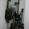 壁にギターディスプレイバイ自作ネットスタンド