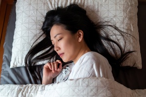 夜中に目が覚める原因と改善方法7選｜3時に起きてしまう中途覚醒の対策