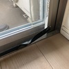 窓ガラスのアクリル板が自重で落ちた