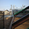 斜めの緑色のラインがあるJR烏山駅