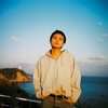 北村匠海、海をバックにしたナチュラルショット