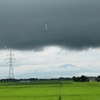 頭上を黒い雲が通過中。