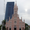 アオザイとフォーとバイクのベトナムへ　　ベトナム紀行⑬　ネオゴシック建築様式の歴史的建造物！淡いピンク色の外装と塔の上にある鶏がトレードマーク『ダナン大聖堂』
