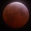 薄雲に浮かぶ 赤い月 04月04日皆既月食