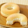 ローソンから「焼きドーナツサンド クリームチーズ」が新登場！チーズの味わいが楽しめるコンビニスイーツ新商品です