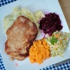 ポーランド風パン粉カツレツ（世界の肉料理９）　「コトレット・スハボーヴィ」等のポーランドパン粉カツは，フランスからの影響，共産主義イデオロギー，そして家庭料理への欲求が組み合わさった結果，ポーランドで人気となりました．コトレット・スハボーヴィは，ポーランドで最も人気の高い料理のひとつです．パン粉をまぶした薄切りのポークチョップやテンダーロインをラードで揚げ，茹でたジャガイモ，ザワークラウト，各種の新鮮なサラダやピクルスサラダを添えて供されます．
