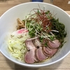 【今週のラーメン４２３０】 くじら食堂bazar 三鷹店 （東京・JR三鷹） 特製油そば ＋ サッポロラガービール 赤星 中瓶　〜具材とタレの周期的変化な変化が面白し！素朴さ滲ませるハイセンス油そば！