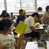 ６年生：修学旅行のしおりをもらう