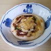 １歳児ゆうゆう、カレーソースピザに挑戦　より。