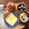 今日の朝食ワンプレート、チーズトースト、メイプルくるみパン、アイスコーヒー、フルーツヨーグルト