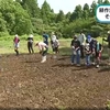 門前町本郷地区の農場で親子による「そばの種まきの体験会」が開かれました