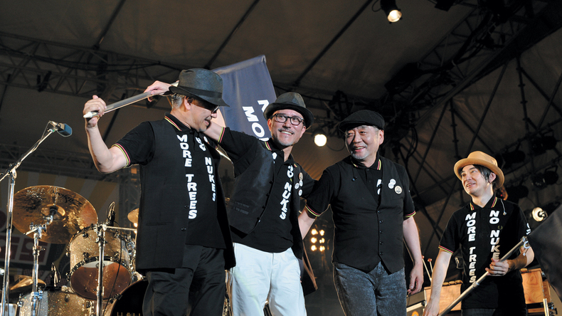 高橋幸宏主催の音楽フェス『World Happiness』を、皆勤賞の鈴木慶一とゴンドウトモヒコが振り返る