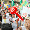 不満強める香港、デモ参加３万人増　恒例の民主化要求