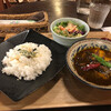 今日のランチ、カシミールカレーとバナナのケーキ