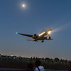 航空機撮影・夜の伊丹空港千里川土手