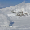 雪歩き、噴煙の旭岳へ