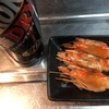生牡蠣を吸い込むように飲むおばさん