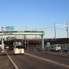 登校の風景：歩道橋→横断歩道　朝のラッシュに