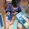 ３年生：図工　くぎうち作品に色塗り