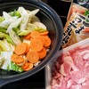 ごま豆乳鍋つゆで作るシャキシャキきゃべつのせ鍋をトマトカルボナーラ風にゅう麺で〆る！