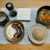 イシイのチキンハンバーグと玉子。野菜味噌汁