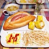 行者にんにく入りソーセージパン、とうもろこし、スクランブルエッグ、もやし、野菜スープ。