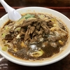 【今週のラーメン４４８８】 鶏こく中華 すず喜 （東京・三鷹）［限定］コリコリホルモンブラックソバ ＋ 生卵 ＋ 小ライス　〜漆黒でハードな刺激の中にしっかり溶ける円やかな旨味！食欲刺激まくりで腹パン痛快！すず喜の限定要チェック！