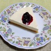 我が家のスィーツ物語　嫁手作りのチーズケーキ　ブルーベリーソースかけ　の一皿