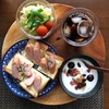 今日の朝食ワンプレート、ソーセージチーズトースト、アイスコーヒー、ピーマンレタスサラダ、フルーツヨーグルト