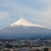 富士の高嶺に雪は降りつつ