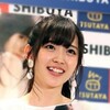 鈴木愛理、“国宝級の鎖骨”あらわなオフショルSHOTに圧倒的支持「色気やば」「美しいです!!!!!!」