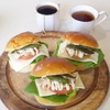 鶏ささみと絹さやのバターロールサンド