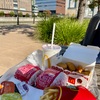 川沿いのベンチで食べるマクドナルド、ばりうまい！！！