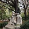 たくさんの彫刻が　リュクサンブール公園　パリ