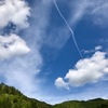 飛行機雲と昼の月