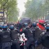 フランスのメーデー、マクロン大統領への抗議デモで衝突が勃発