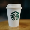 スターバックスのカップはどれを選んでも量が同じ？そんな動画が炎上してるらしい