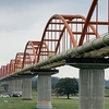 荒川水管橋　日本一長い　上水道の大動脈　赤い14連アーチに白い送水管が美しい！　吹上コスモス畑そば