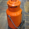 オレンジ色のホーローミルク缶
