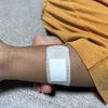 2歳の子どもが絆創膏を嫌がるときに、これなら剥がさないで使えたよ！