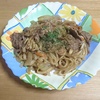 そばとうどんの牛肉入りのチャンポン焼き　より。    